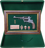 Панно макет пистолета Наган со знаками ФСБ в подарочном коробе