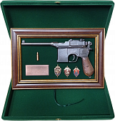 Панно макет пистолета Маузер со знаками ФСБ в подарочном коробе