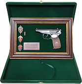 Панно макет пистолета Макарова со знаками ФСБ в подарочном коробе